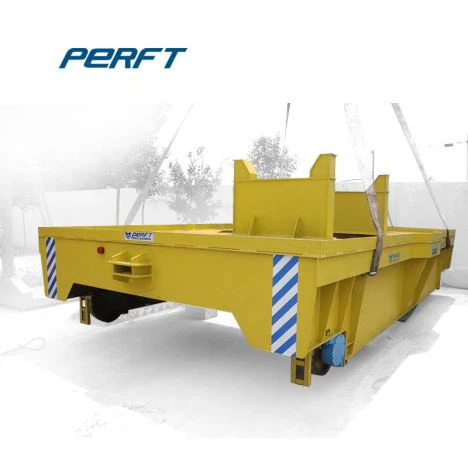 Vozidlo na převoz horké kovové pánve